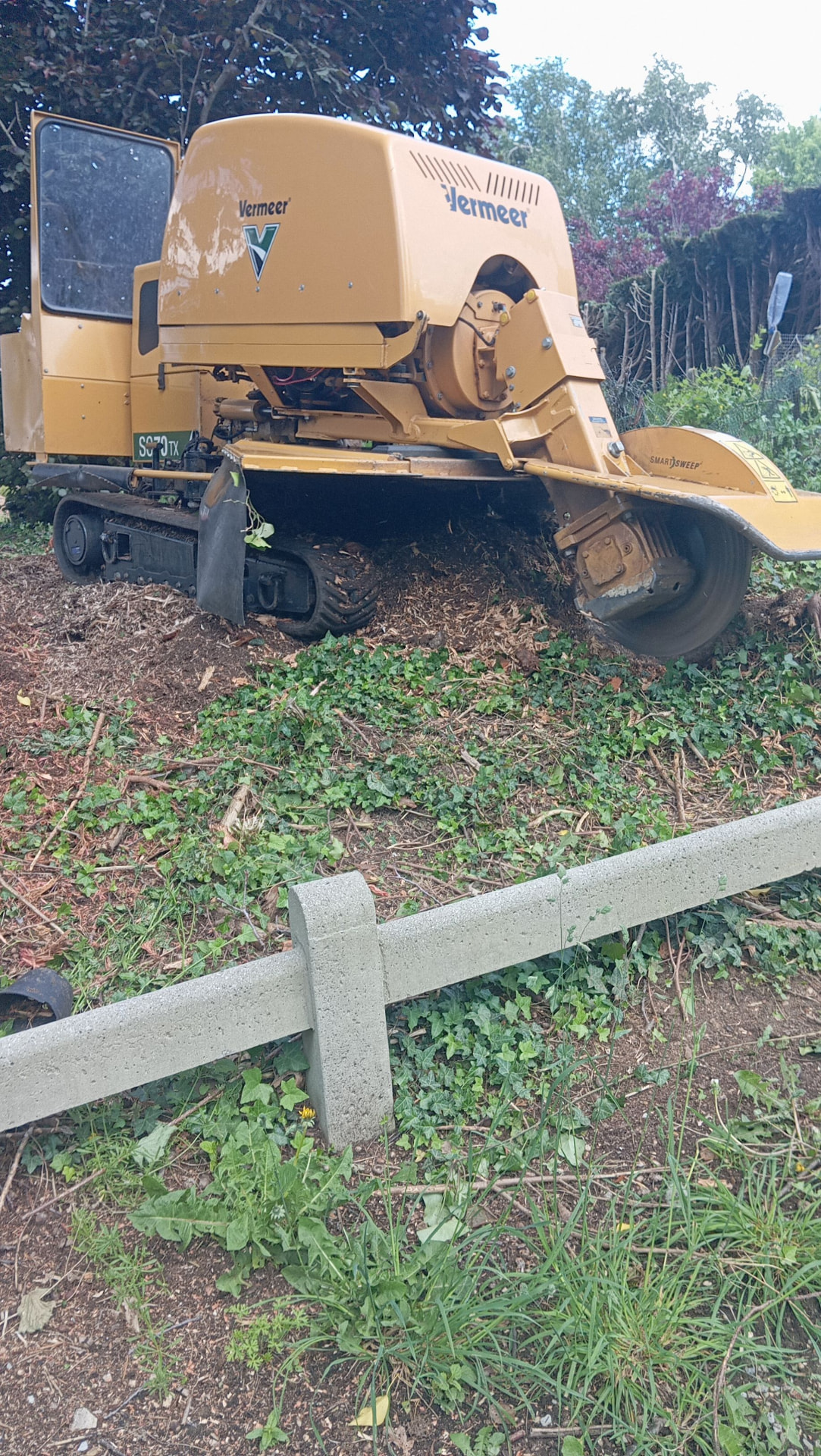 Rogneuse de souche Vermeer SC30TX en action sur un chantier de dessouchage